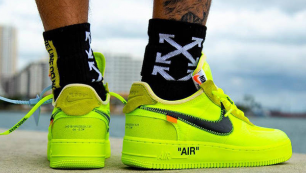 Sneaker dengan Warna Neon Terang